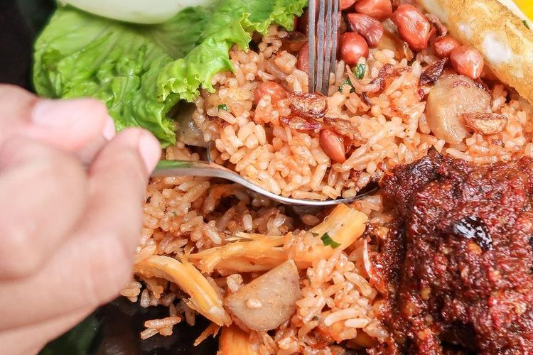 Nasi Goreng Berkah: Kebanggaan Cilacap yang Menggigit Lidah